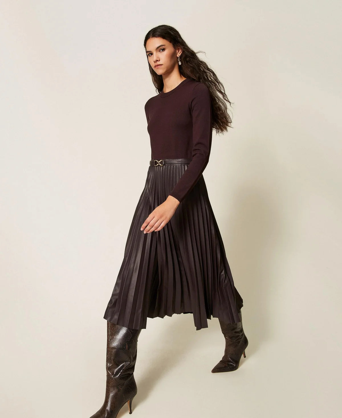 ΜΑΚΡΥ ΠΛΕΚΤΟ ΦΟΡΕΜΑ ΜΕ ΔΕΡΜΑΤΙΝΗ ΦΟΥΣΤΑ TWINSET