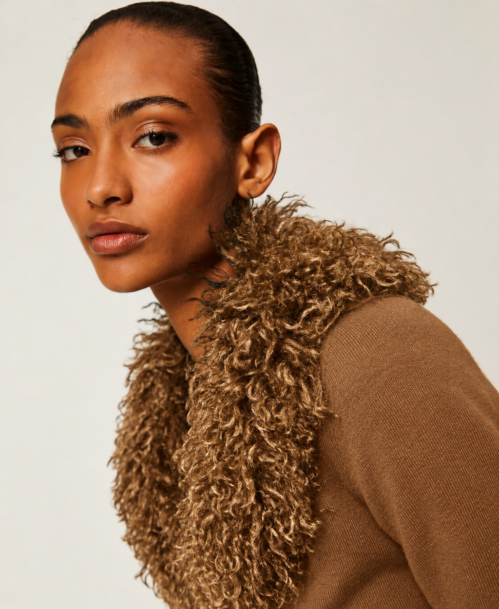ΚΟΝΤΗ ΖΑΚΕΤΑ ΜΕ FAUX FUR TWINSET